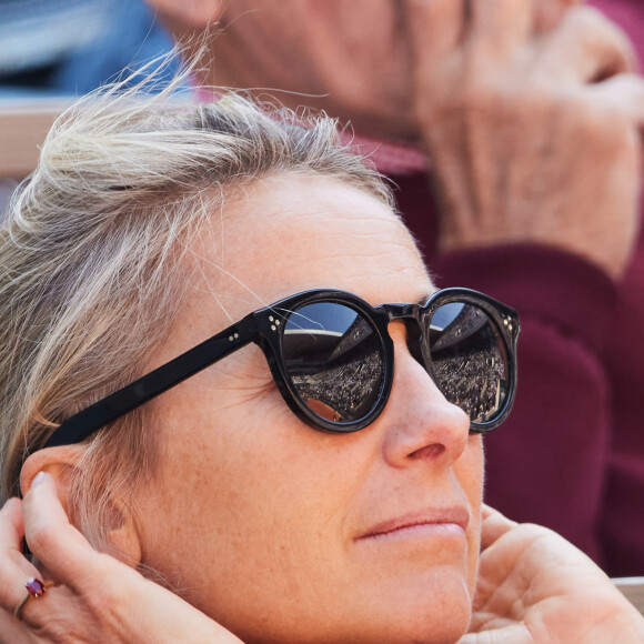 Anne-Sophie Lapix en tribunes lors des Internationaux de France de tennis de Roland Garros 2023 à Paris, France, le 2 juin 2023. © Moreau-Jacovides/Bestimage