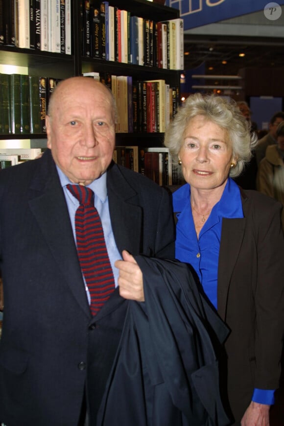 En 1967, elle épouse Jean-François Revel, avec qui elle accueille leur fils Nicolas et leur fille, Véronique.
Archives - Claude Sarraute et son mari Jean-François Revel