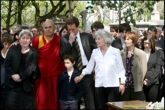 Claude Sarraute (épouse de Jean-François Revel) en famille - Obsèques de Jean-François Revel au cimetière du Montparnasse à Paris le 5 mai 2006.