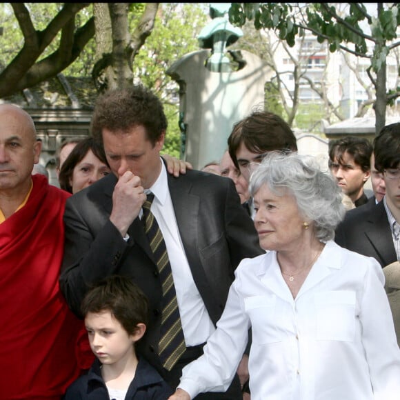 Claude Sarraute (épouse de Jean-François Revel) en famille - Obsèques de Jean-François Revel au cimetière du Montparnasse à Paris le 5 mai 2006.