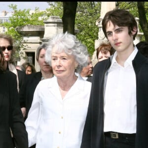 Claude Sarraute (épouse de Jean-François Revel) en famille - Obsèques de Jean-François Revel au cimetière du Montparnasse à Paris le 5 mai 2006.