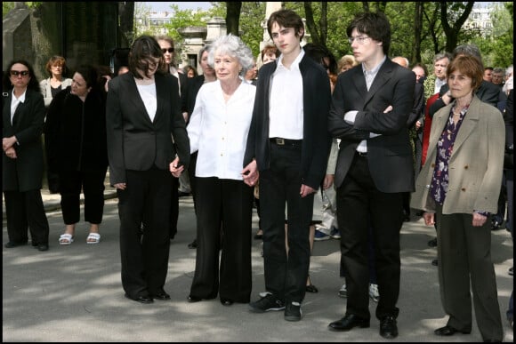 Claude Sarraute (épouse de Jean-François Revel) en famille - Obsèques de Jean-François Revel au cimetière du Montparnasse à Paris le 5 mai 2006.