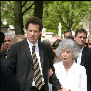 Claude Sarraute (épouse de Jean-François Revel) en famille - Obsèques de Jean-François Revel au cimetière du Montparnasse à Paris le 5 mai 2006.