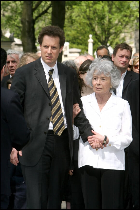 Claude Sarraute (épouse de Jean-François Revel) en famille - Obsèques de Jean-François Revel au cimetière du Montparnasse à Paris le 5 mai 2006.