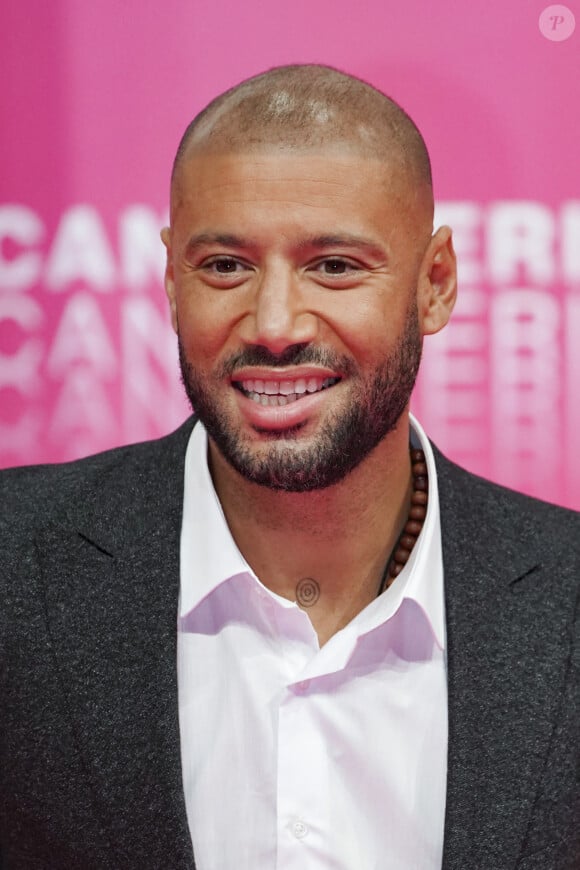 Il y dévoile notamment une photo datant de plusieurs années sur laquelle il arbore une chevelure massive !
Xavier Delarue au photocall de la seconde soirée du festival Canneseries saison 3 au Palais des Festivals à Cannes, le 10 octobre 2020. Canneseries se déroule du 9 au 14 octobre avec des mesures sanitaires importantes dues au COVID-19. © Norbert Scanella / Panoramic / Bestimage 