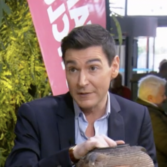 Harold Hessel annonce que l'objet d'un vendeur est un faux dans Affaire conclue, France 2