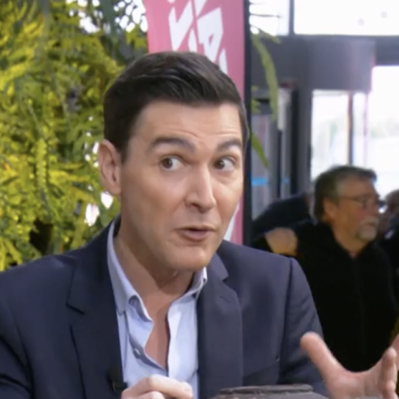 Harold Hessel annonce que l'objet d'un vendeur est un faux dans Affaire conclue, France 2