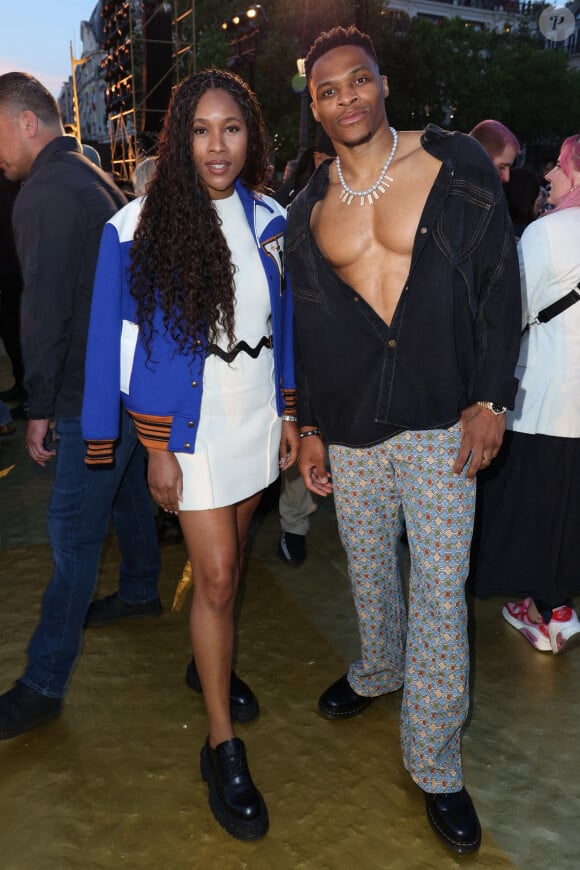 Russell Westbrook et son épouse Nina - Front Row du défilé de mode masculine prêt à porter printemps/été 2024 de la maison Louis Vuitton à Paris le 20 juin 2023.