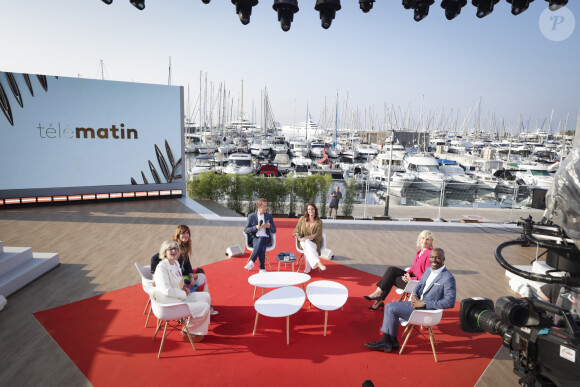 Exclusif - Sylvie Adigard, Anna Reinhardt, Damien Thévenot, Julia Vignali, Charlotte Lipinska, Anicet Mbida sur le plateau de l"émission Télématin lors du 76ème Festival International du Film de Cannes, France, le 24 mai 2023. © Jack Tribeca/Bestimage