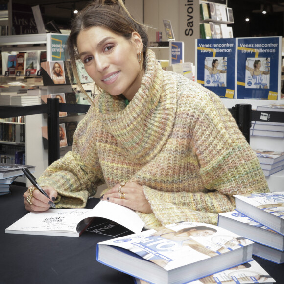 Laury Thilleman se dit parfois compliquée pour ravir ses papilles : "J'ai cette chance de ne pas aimer le sucre donc ça aide ! De base j'adopte une alimentation équilibrée mais je ne suis pas dans l'excès."
Exclusif - Laury Thilleman (Miss France 2011) dédicace son nouveau livre "365 jours au Top" à la FNAC Champs-Elysées à Paris le 16 novembre 2022. © Jack Tribeca / Bestimage 