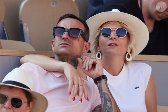 France Pierron et son compagnon Amaury dans les tribunes lors des Internationaux de France de Tennis de Roland Garros 2023. Paris, le 29 mai 2023. © Jacovides / Moreau / Bestimage