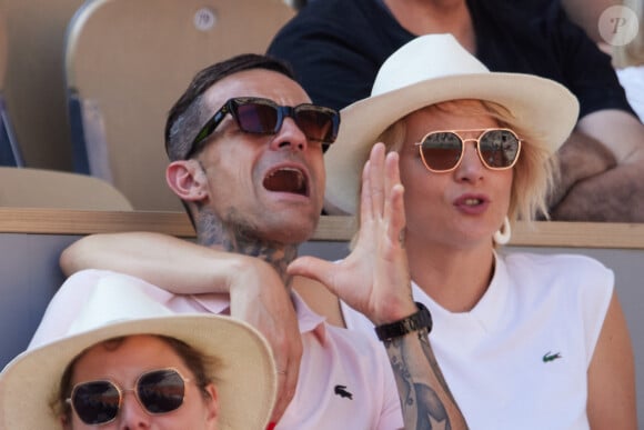 France Pierron et son compagnon Amaury dans les tribunes lors des Internationaux de France de Tennis de Roland Garros 2023. Paris, le 29 mai 2023. © Jacovides / Moreau / Bestimage