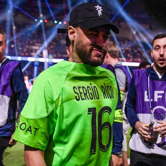Neymar Jr lors de la cérémonie de remise du trophée de champion de France au Paris Saint-Saint-Germain (PSG) après le match de football Ligue 1 Uber Eats opposant le Paris Saint-Germain (PSG) au Clermont Foot 63 au Parc des Princes à Paris, France, le 3 juin 2023. Clermont a gagné 3-2. © Philippe Lecoeur/Pool/Bestimage