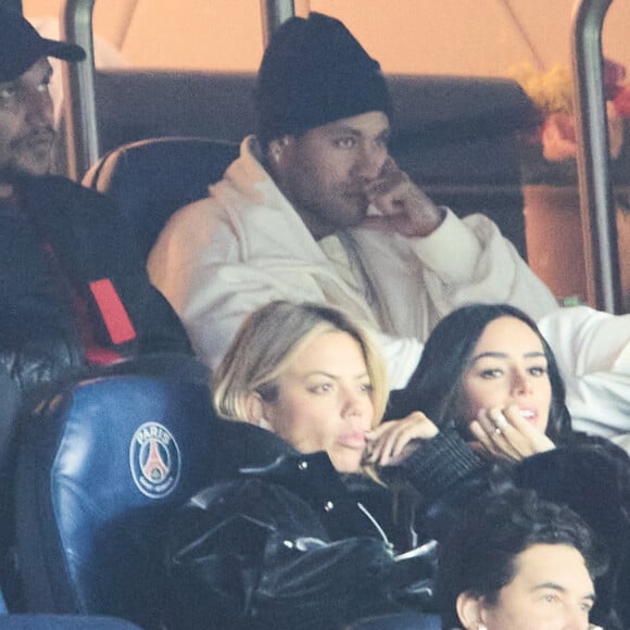 J'ai fait une erreur. J'ai eu tort. J'ose dire que je fais des erreurs tous les jours, sur et en dehors du terrain", poursuit le footballeur du PSG
 
Neymar - Célébrités dans les tribunes au match de football du PSG face à Nantes (4-2) au Parc des Princes à Paris le 4 mars 2023. © Cyril Moreau / Bestimage
