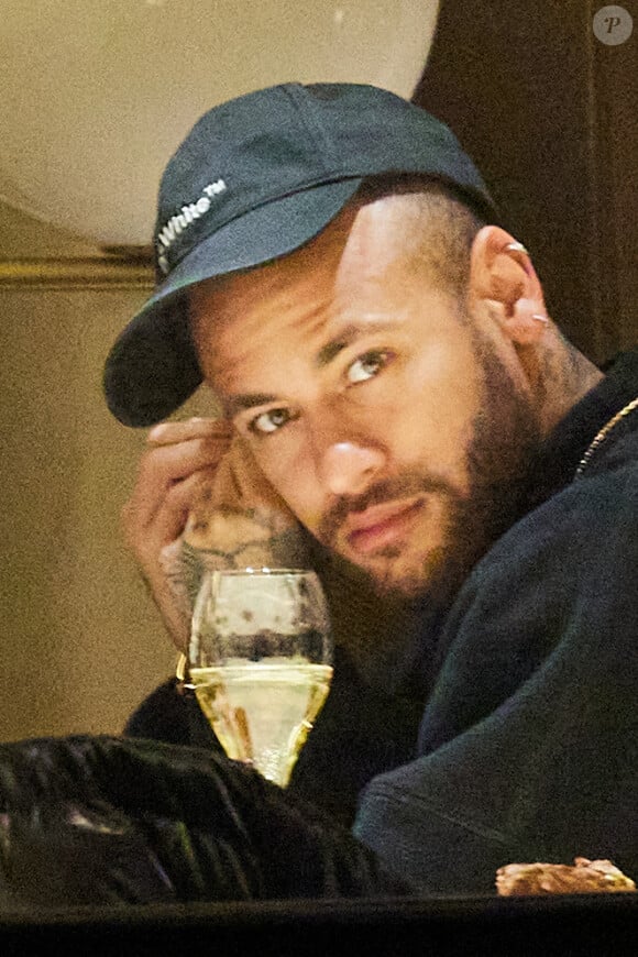 Neymar s'excuse auprès de sa compagne
 
Exclusif - Le joueur du Psg Neymar Jr s'est rendu à l'hôtel "Le Narcisse Blanc", il a ensuite acheté deux roses chez le fleuriste "Julian Fleuriste" pour sa compagne Bruna Biancardi, Paris.