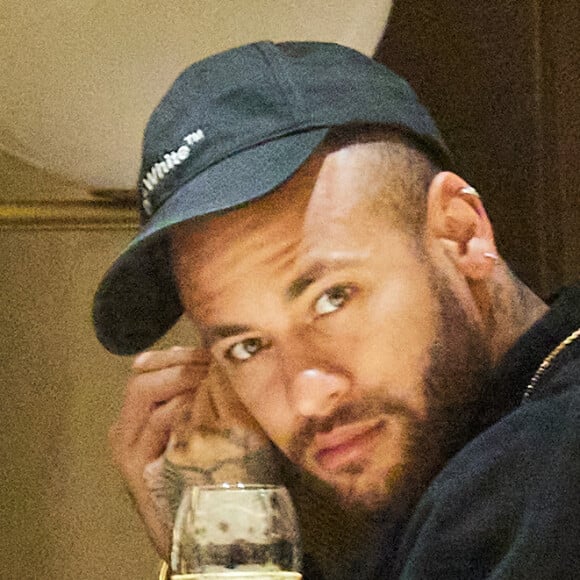 Neymar s'excuse auprès de sa compagne
 
Exclusif - Le joueur du Psg Neymar Jr s'est rendu à l'hôtel "Le Narcisse Blanc", il a ensuite acheté deux roses chez le fleuriste "Julian Fleuriste" pour sa compagne Bruna Biancardi, Paris.