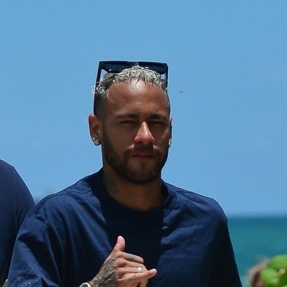 Neymar Jr. - Neymar Jr., sa compagne Bruna Biancardi, sa soeur Rafaella Santos et son compagnon profitent de la plage à Miami, le 11 juin 2022. La star du PSG s'amuse dans les vagues avec ses proches.