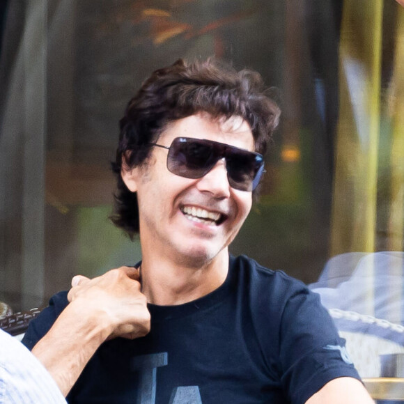 Exclusif - Récemment sorti de prison le 24 mai 2022 pour "viols et agressions sexuelles sur mineur de plus de 15 ans", Jean-Luc Lahaye discute avec un mai sur la terrasse du café restaurant "L'Elysée Saint Honoré" lorsqu'une jeune fille vient interpeller le chanteur qui semble très amusé par la situation, Paris le 15 septembre 2022.
