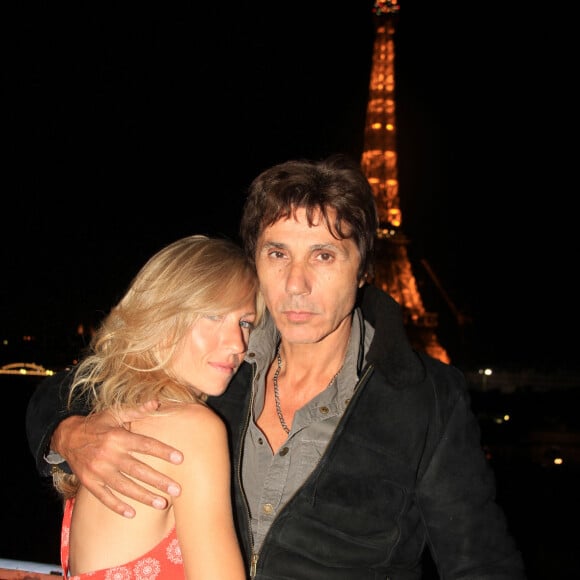 Exclusif - Jean-Luc Lahaye et sa compagne Paola - Dîner au restaurant "Alfredo Positano" à Paris. Le 7 juillet 2020 © Baldini / Bestimage 
