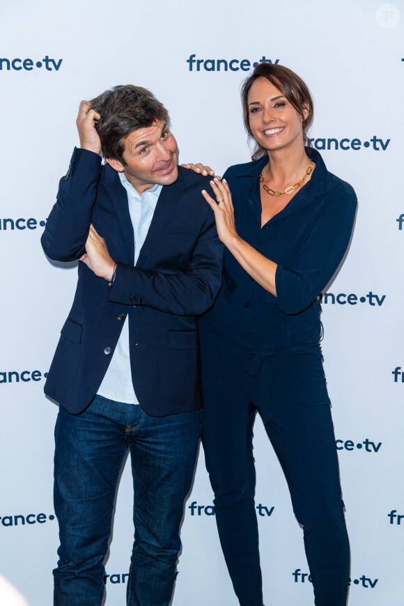 Thomas Sotto, Julia Vignali lors du photocall dans le cadre de la conférence de presse de France Télévisions au Pavillon Gabriel à Paris, France, le 24 août 2021. © Pierre Perusseau/Bestimage 