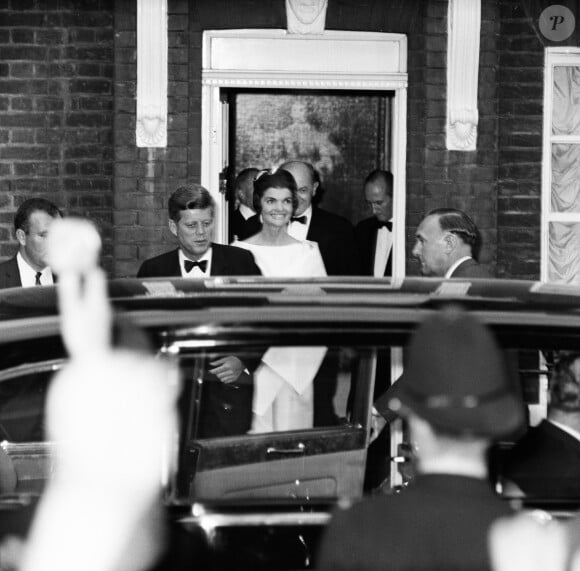 Archives - Rétrospective la reine Elisabeth II d'Angleterre - Le président John F. Kennedy et la première dame, Jacqueline Kennedy se rendent à une soirée organisée en leur honneur par la reine Elisabeth II d'Angleterre, à l'occasion de la visite du président américain à Londres, le 5 juin 1961