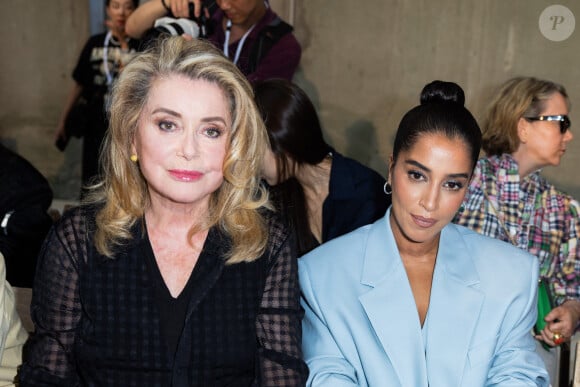 Que de beau monde pour ce défilé Ami, en pleine Fashion week parisienne.
Catherine Deneuve, Leila Bekhti - People au défilé de mode Hommes printemps-été "AMI" lors de la fashion week de Paris. © Olivier Borde / Bestimage