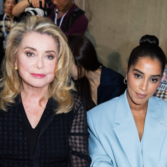 Que de beau monde pour ce défilé Ami, en pleine Fashion week parisienne.
Catherine Deneuve, Leila Bekhti - People au défilé de mode Hommes printemps-été "AMI" lors de la fashion week de Paris. © Olivier Borde / Bestimage