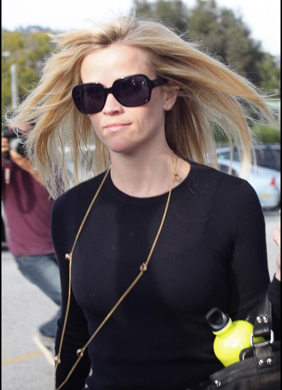 Reese Witherspoon s'est rendue au salon de coiffure Neil George à West Hollywood le 1er mars 2010