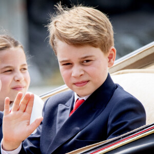 Le prince George a récemment visité le collège d'Eton.
Le prince George de Galles - La famille royale d'Angleterre lors du défilé "Trooping the Colour" à Londres.