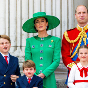 Il faut dire que c'est juste à côté de chez eux à Windsor.
Le prince George, le prince Louis, la princesse Charlotte, Kate Catherine Middleton, princesse de Galles, le prince William de Galles - La famille royale d'Angleterre sur le balcon du palais de Buckingham lors du défilé "Trooping the Colour" à Londres. Le 17 juin 2023