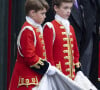 Ceux-ci y avaient été inscrits par leur mère Diana contre l'avis de la famille royale.
Le prince George de Galles, la princesse Charlotte de Galless - La famille royale britannique salue la foule sur le balcon du palais de Buckingham lors de la cérémonie de couronnement du roi d'Angleterre à Londres le 5 mai 2023. 