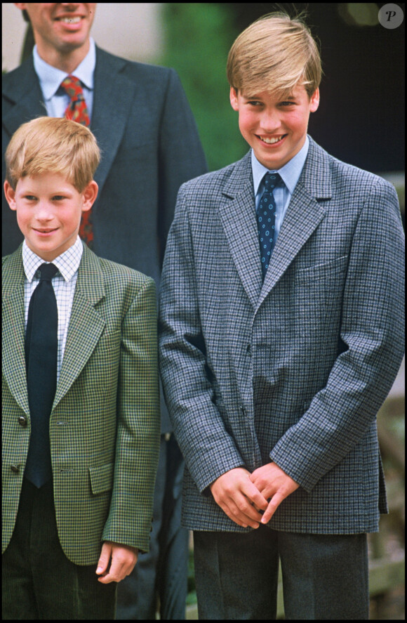 Le prince William et le prince Harry font leur entrée à Eton College en 1995, avec le prince Charles et Lady Diana.