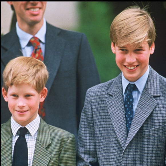 Le prince William et le prince Harry font leur entrée à Eton College en 1995, avec le prince Charles et Lady Diana.