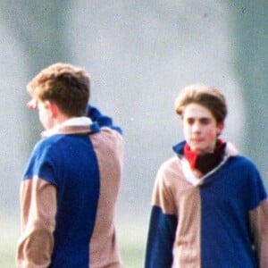 Le prince William joue au rugby à Eton.
