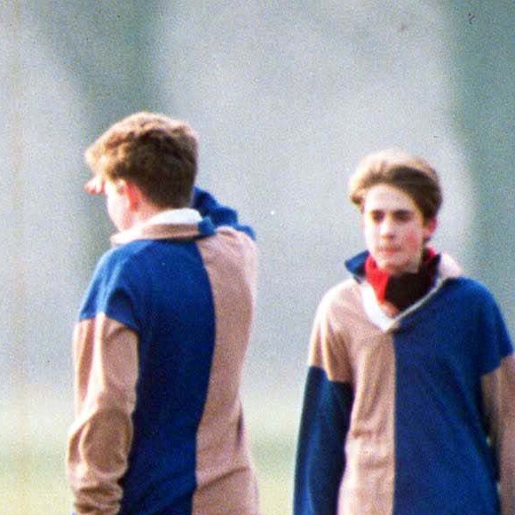 Le prince William joue au rugby à Eton.