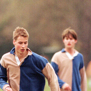 Le prince William joue au football à Eton College.
