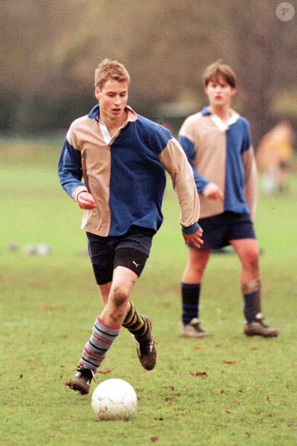 Le prince William joue au football à Eton College.