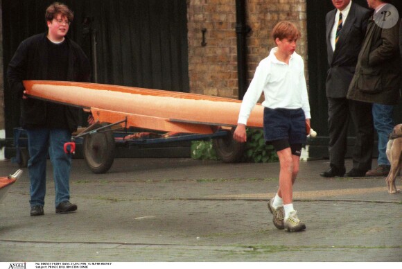 Le prince William fait du canoë à Eton.