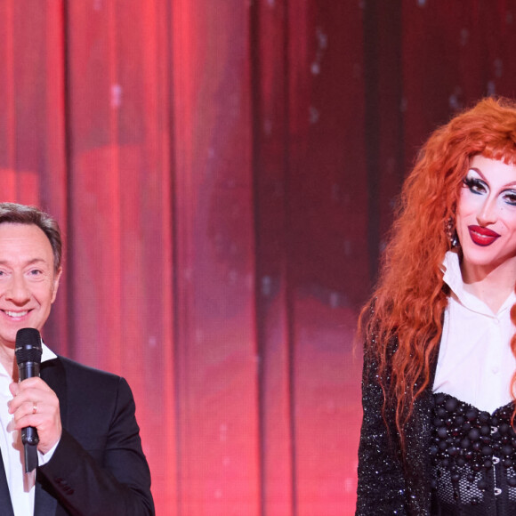 Stéphane Bern s'est très bien entouré pour cette soirée
Exclusif - Nicky Doll, Stéphane Bern et Paloma - Enregistrement de l'émission "La grande soirée des cabarets" au Château de Fontainebleau, diffusée le 24 juin sur France 2 à 21h10 France 2 met à l'honneur pour la première fois dans un écrin somptueux – le château de Fontainebleau – les plus grands et mythiques cabarets de France pour une émission exceptionnelle : La grande soirée des cabarets. N.Doll (Host de Drag Race France) et S.Bern nous emmènent pour un voyage inédit dans la féerie des cabarets que toute la planète nous envie, ces prestigieuses revues que sont le Moulin-Rouge, le Paradis Latin, le Crazy Horse, Chez Michou, Madame Arthur, Le Royal Palace et Mon premier cabaret. Ce sont plus de 200 danseuses et danseurs aux costumes somptueux et aux chorégraphies emblématiques qui accompagneront Mentissa, C.Capéo, C.Badi, J.Zenatti, E.Tovati, Les Coquettes, la troupe Les Retrouvailles, Paloma (Lauréate de Drag Race France)... et beaucoup d'autres, pour une soirée d'exception. © Cyril Moreau-Tiziano Da Silva / Bestimage 