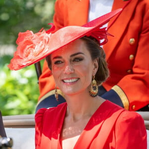 La princesse de Galles a fait sensation dans un look monochrome rouge
Kate Middleton lors de la quatrième journée du Royal Ascot dans le Berkshire, le 23 juin 2023.