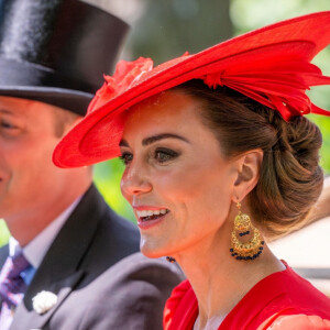 Mais cette année, Kate Middleton a échangé un petit moment de flirt avec son époux
Kate Middleton et le prince William lors de la quatrième journée du Royal Ascot dans le Berkshire, le 23 juin 2023.