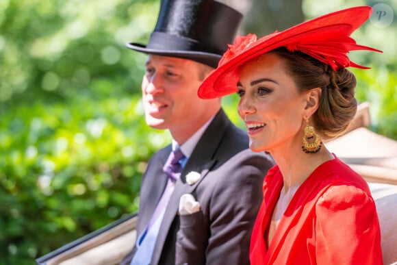 Mais cette année, Kate Middleton a échangé un petit moment de flirt avec son époux
Kate Middleton et le prince William lors de la quatrième journée du Royal Ascot dans le Berkshire, le 23 juin 2023.