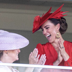 Elle s'est beaucoup amusée avec Sophie Rhys-Jones
Sophie Rhys-Jones, duchesse d'Edimbourg, Catherine (Kate) Middleton, princesse de Galles - La famille royale britannique au meeting hippique Royal Ascot à Ascot, le 23 juin 2023. 