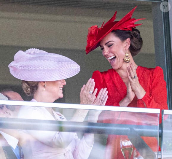 Elle s'est beaucoup amusée avec Sophie Rhys-Jones
Sophie Rhys-Jones, duchesse d'Edimbourg, Catherine (Kate) Middleton, princesse de Galles - La famille royale britannique au meeting hippique Royal Ascot à Ascot, le 23 juin 2023. 
