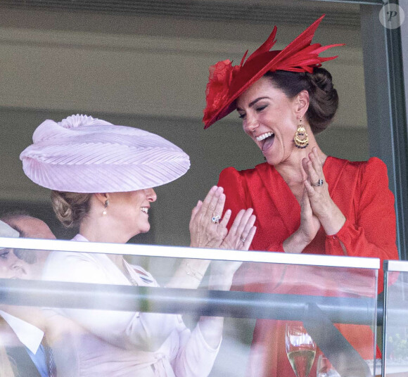 Elle s'est beaucoup amusée avec Sophie Rhys-Jones
Sophie Rhys-Jones, duchesse d'Edimbourg, Catherine (Kate) Middleton, princesse de Galles - La famille royale britannique au meeting hippique Royal Ascot à Ascot, le 23 juin 2023. 