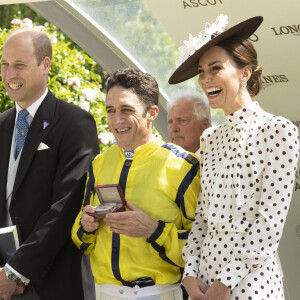 Le prince William, duc de Cambridge, Catherine (Kate) Middleton, duchesse de Cambridge, et le jockey Christophe Soumillon lors du quatrième jour de la Royal Ascot 2022 à l'hippodrome d'Ascot dans le Berkshire, Royaume Uni, le 17 juin 2022. 