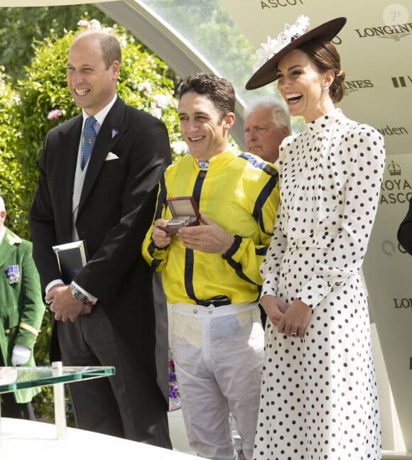Le prince William, duc de Cambridge, Catherine (Kate) Middleton, duchesse de Cambridge, et le jockey Christophe Soumillon lors du quatrième jour de la Royal Ascot 2022 à l'hippodrome d'Ascot dans le Berkshire, Royaume Uni, le 17 juin 2022. 