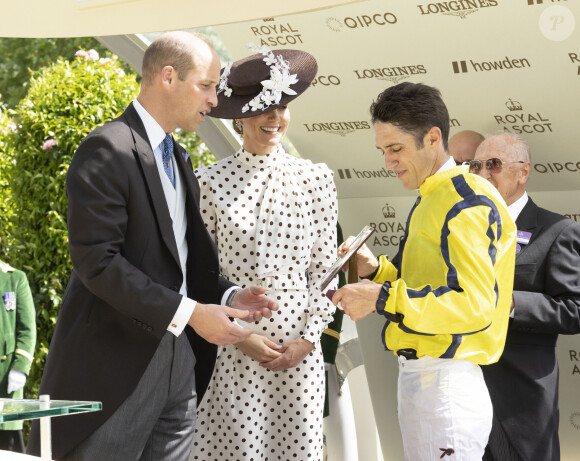 Le prince William, duc de Cambridge, Catherine (Kate) Middleton, duchesse de Cambridge, et le jockey Christophe Soumillon lors du quatrième jour de la Royal Ascot 2022 à l'hippodrome d'Ascot dans le Berkshire, Royaume Uni, le 17 juin 2022. 