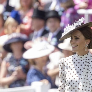 Catherine (Kate) Middleton, duchesse de Cambridge, lors du quatrième jour de la Royal Ascot 2022 à l'hippodrome d'Ascot dans le Berkshire, Royaume Uni, le 17 juin 2022. 