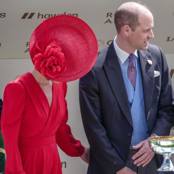 Kate Middleton et son époux le prince William ont participé à la quatrième journée du Royal Ascot
Kate Middleton et le prince William lors de la quatrième journée du Royal Ascot dans le Berkshire.
